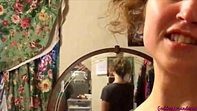 Goddess Amanda gives foot instructions