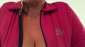 eu na academia da minha quebrada treinando louca de tes�o que at� suava pela buceta e escorria nos meus peitos