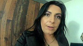 Pissing close up- hairy pussy pissing close up- prev