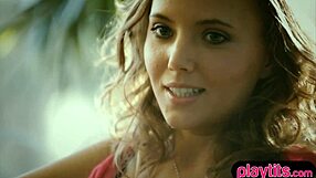 Plavolasa mlada 18+ prvič igra s pičko na kameri