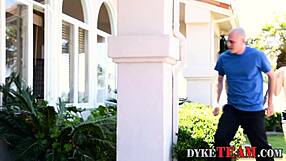 Rett voksen smakte små pupper mens saksing og fingring i hæler