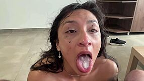 Latina fitnes kurba dobi facefuck z grobim ploskanjem in požiranjem sperme