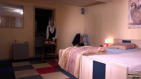 Privlačna 18+ punca jebe 74-letnega v hotelu do divjega orgazma