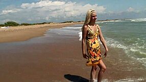 אגנס 18+ מציצה בגוף העירום המדהים שלה בים