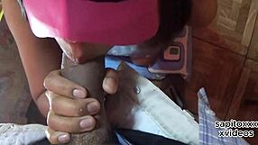 Follando rico con la nueva cajera en el dormitorio