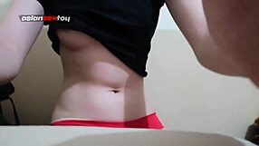 Posłuchaj mokrych odgłosów jak ostro palcuję ciasną cipkę