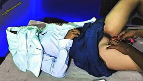 Endonezyalı öğretmen öğrenciyle yeni vibratörü test ediyor