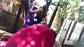 Ruiva peituda dando buceta e levando gozada na boca sex toy