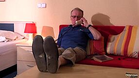 Vacker ung tjej 18+ skruvar 74 yo gammal man på hotell ger honom vild orgasm