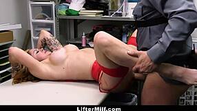 MILF bolti tolvaj elkapva és minden cseppet élvez az üzletben