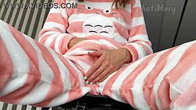 Adolescente tarada 18+ provoca buceta molhada até orgasmo intenso