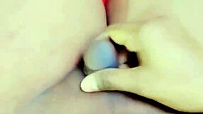 Se provoca quitándose el vestido, se restriega el culo y mea con juguetes.