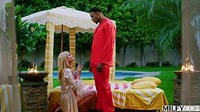 Plavuša MILF Charlie pohlepno proždire kurac bivšeg dečka