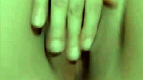 This hermosa flaquita is masturbating and showing her linda vagina