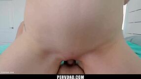 Očim ukazuje majhni 18+ deklici v sobo za disciplino