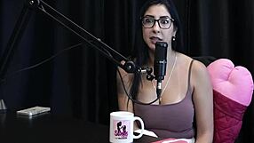 سمراء سافدة تظهر صدرها الجميل وكسها بعد رغبتها في الجنس ورجال ما جاوا ريناتينها ميلو على شير ريد