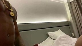 fui relaxar no mastro e minha bucetinha se abriu com big cock