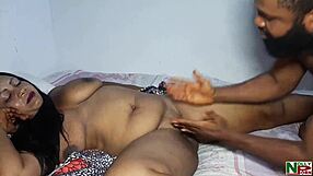 Milf äitipuoli saa kuumaa hierontaa ja panoa stepsonilta kylässä