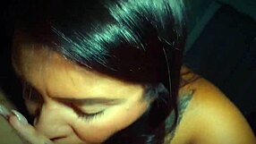 Sexy kočka s prso sa venuje orálu na obrovskom kokote