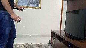 Casada gostosa recebe o t�cnico de tv com shortinho bem curto e fica provocando