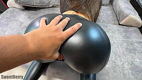 Am prins-o pe nevastă futând cu fundul ei mare în legging-uri rupte