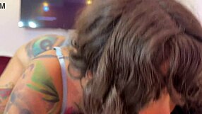 Umazano piškanje z dekletom z razcepljenim jezikom, izliv na veliko rit 😈