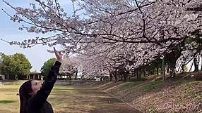 Sakura enjoys hot springs with nacchi babe