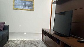 Casada gostosa recebe o t�cnico de tv com shortinho bem curto e fica provocando