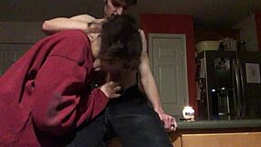 Amaterska arabska milf uživa v pozni nočni prigrizku