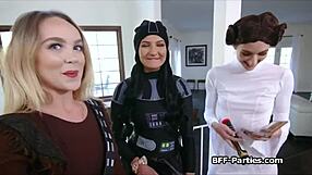 Novias cachondas en uniformes cosplay arman fiesta de mamadas en cuarteto