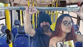 סטודנטית מקבלת זיון מזר באוטובוס ציבורי