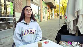 Миниатюрна Sofia стиска 25-сантиметров кур, нимфоманка в банята