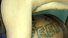 Μαύρη καλλίγραμμη σκύβει και πνίγεται σε μεγάλο μαύρο πούτσο μέχρι καύλιασμα