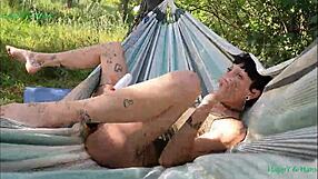 Happy Satisfaciendose En La Hamaca Al Aire Libre En La Naturaleza La Mancha España