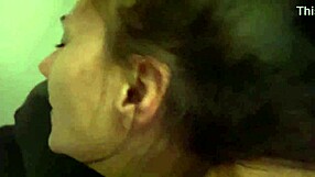 אני מוצץ לה, מזיין אותה ומזריק על הציצים שלה