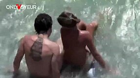 Hey, mate ce couple amateur qui se tape une rapide dans les vagues à la plage publique