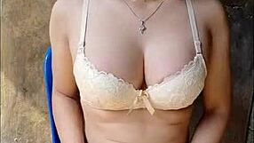 Casual-Verhaal: Net een amateur shemale nerveus zien spelen met speeltjes in open badkamer