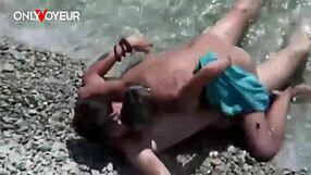 Hej, poglej to! Videla sem amaterski par ukrasti hitro ježdo v oceanskih valovih na javni plaži!