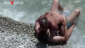 Hej, poglej to! Videla sem amaterski par ukrasti hitro ježdo v oceanskih valovih na javni plaži!