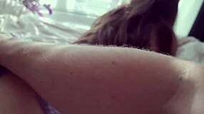 Forró nagy mellű lakótárs, miért hagyod nyitva az ajtót, hogy csábíts?