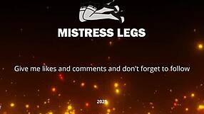 Büyük götlü tanrıça kırmızı koltukta beyaz çorapla ayak şov yapıyor