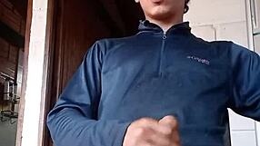 Trabajador con Pene Grueso Cabeza Rosada Deslechando en Video Casero