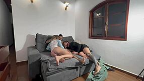 fudendo a esposa enquanto o corno assistia