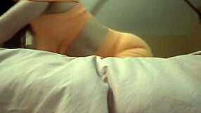 Vročna fit milf skače na ogromen dildo