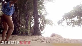 Crna cura zadirkuje pušenjem i jebanjem na plaži sa svršavanjem