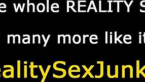 Sarkas tini 18+ pornósztár meghajol kutya pózban nagy farokkal és kis 18+ cicikkel kemény akcióban