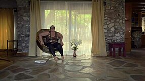 Dominatrix April o pedepsește dur pe sclava Rose pentru greșeala cu telefonul