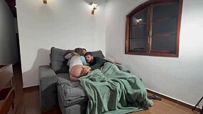 fudendo a esposa enquanto o corno assistia