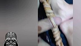 הוא מלטף את הזין הגדול עם הרגליים בסצנה גאה