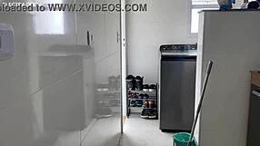 Essa empregada tem uma bunda muito gostosa toda vez que ela agacha meu pau lateja